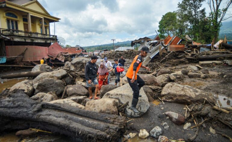 Indonesian Town Uses Mass Grave as Rising Flood Death Toll Overwhelms Region