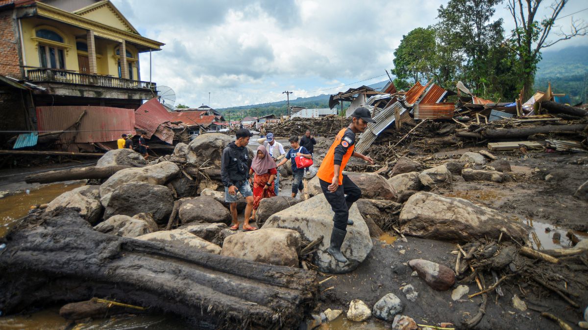 Indonesian Town Uses Mass Grave as Rising Flood Death Toll Overwhelms Region