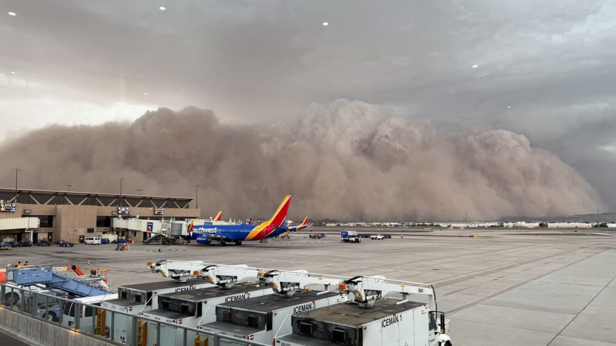 Massive Dust Storm Sweeps Phoenix, Disrupting Power and Flights