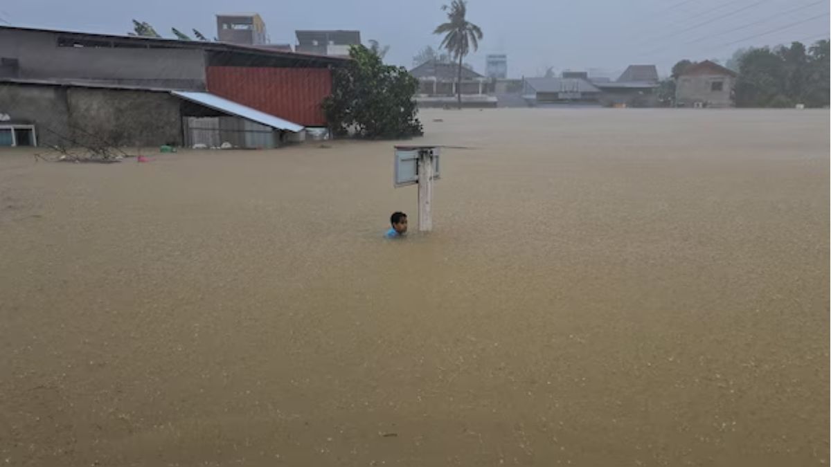 Southern Thailand Flood Tragedy: 33 Dead, Emergency Airlifts Underway