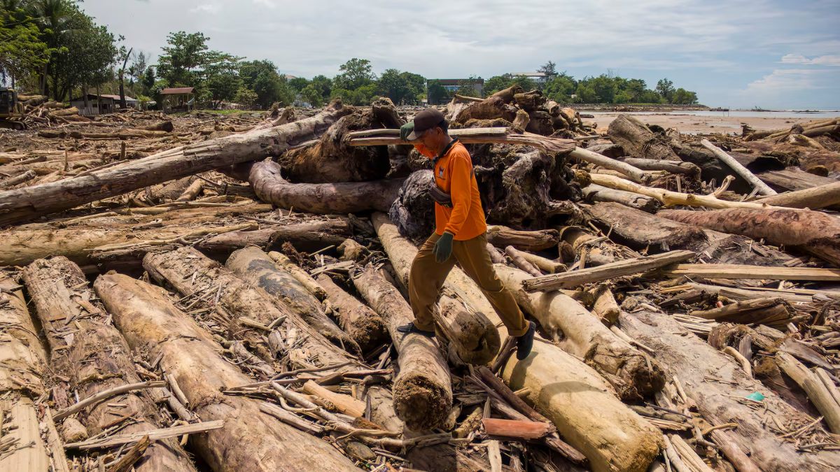 Indonesians Climb Over Logs to Reach Aid Centres as Flood Deaths Cross 900