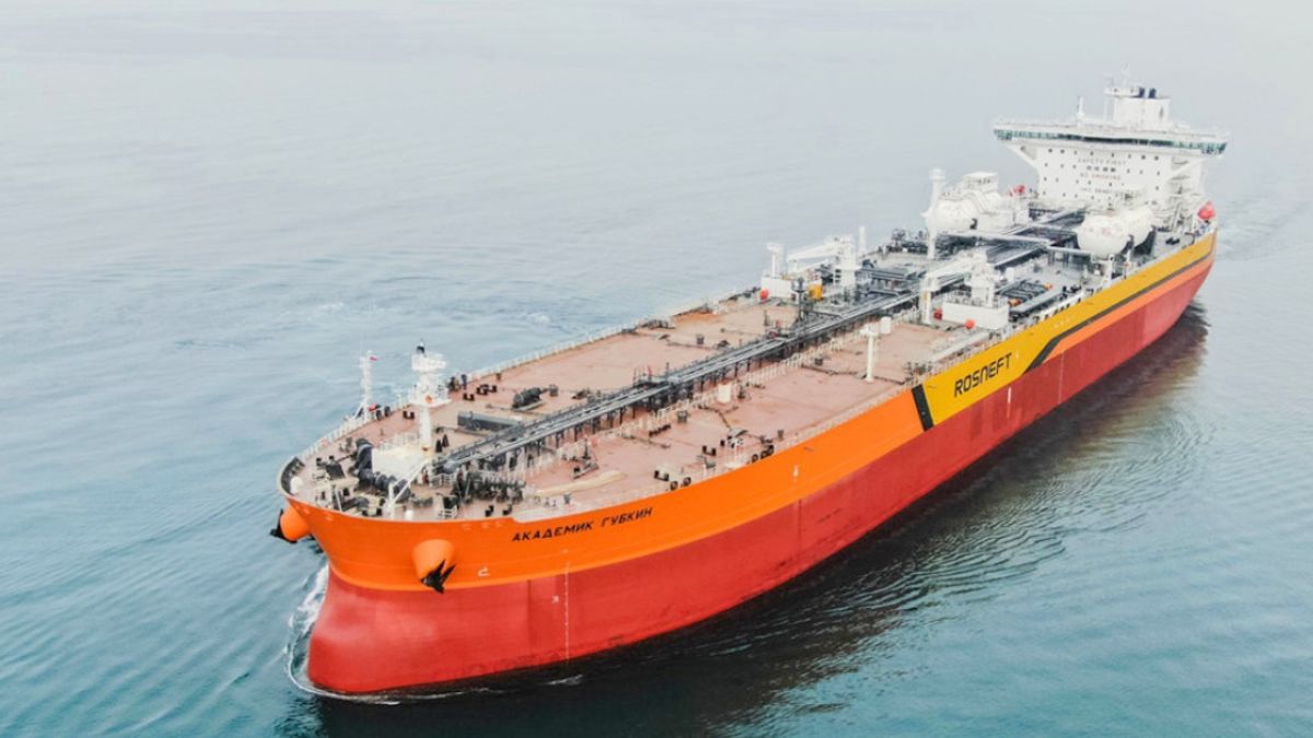 Russia Deploys Submarine to Escort Tanker Sought by US Near Venezuela