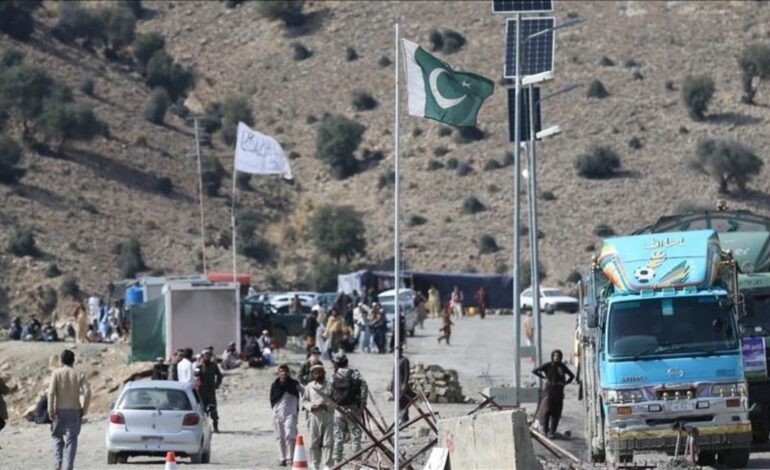 Pakistan and Afghan Forces Clash as Airstrikes Increase Border Tensions