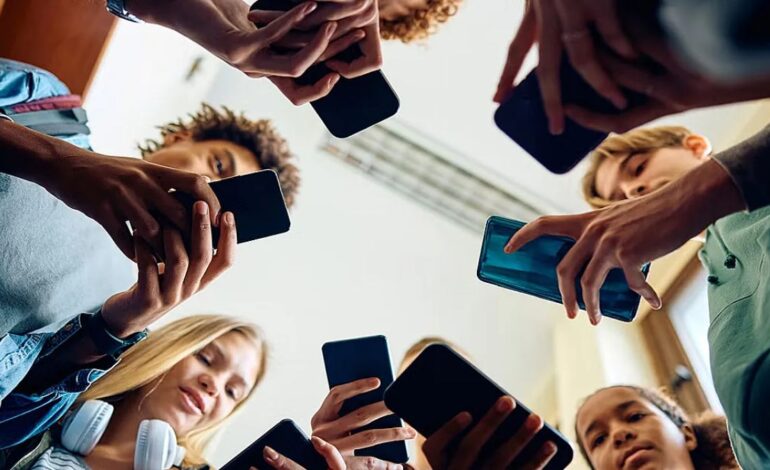 Greece Moves to Ban Social Media for Young Teens: Impact and Reactions