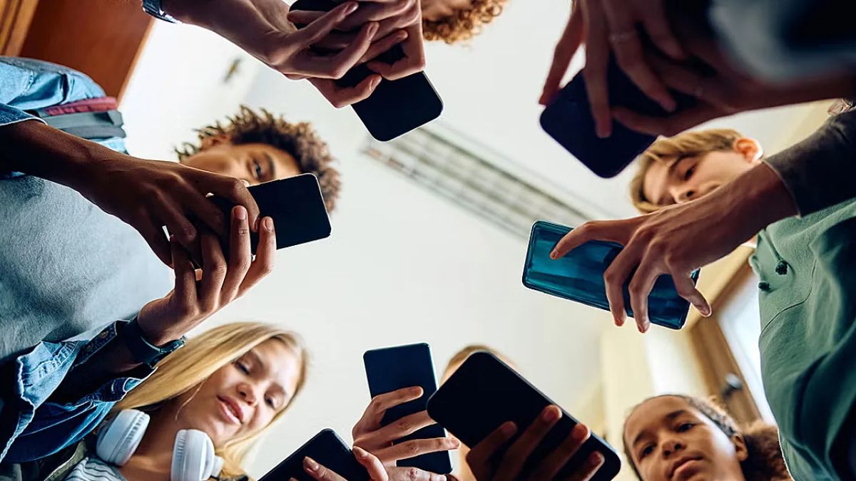 Greece Moves to Ban Social Media for Young Teens: Impact and Reactions