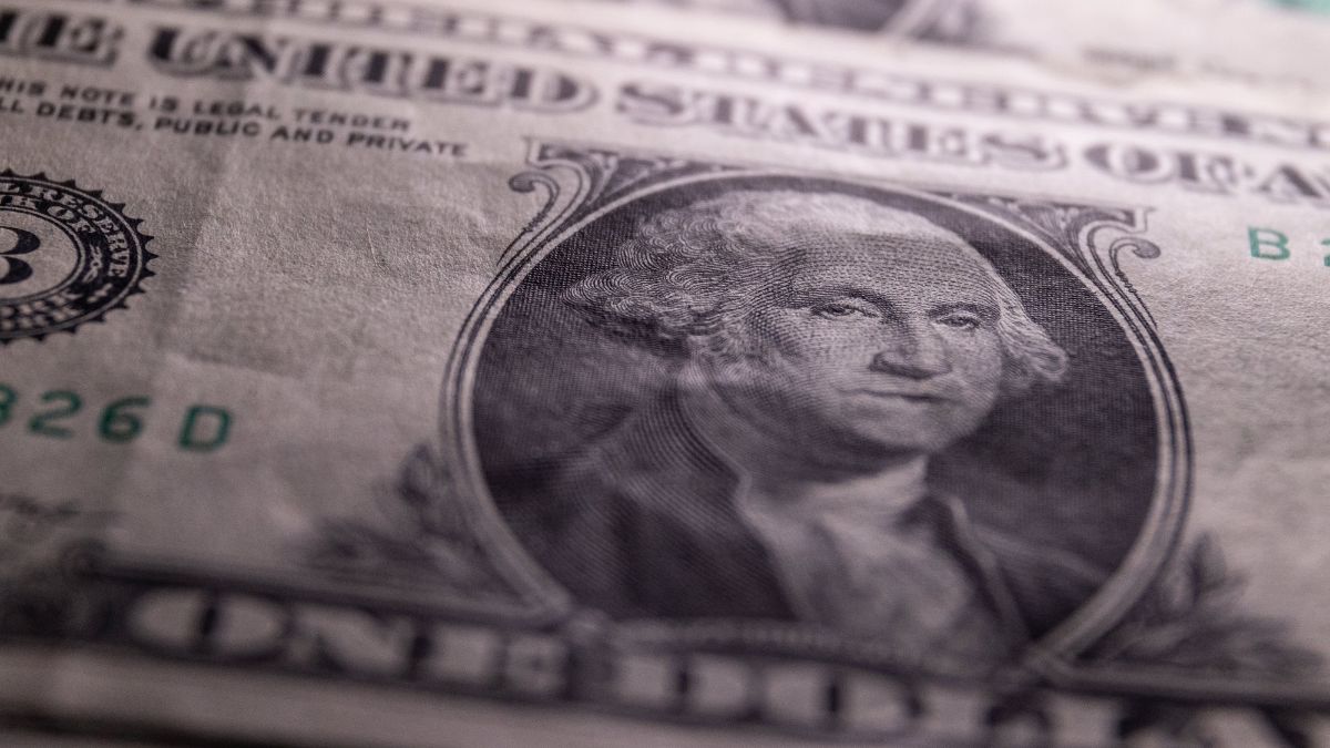 How Middle East Conflict and Hormuz Closure Are Boosting the US Dollar