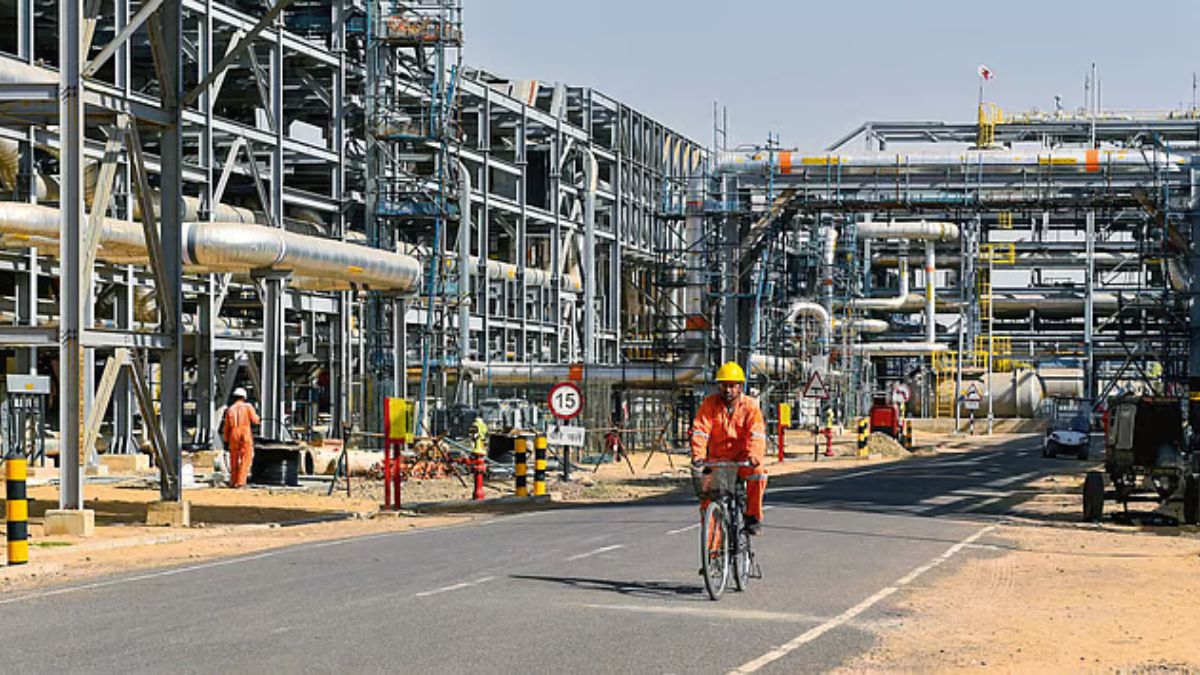 Oil Slips as Investors Look for Fresh Signals on Gulf Crude Supplies