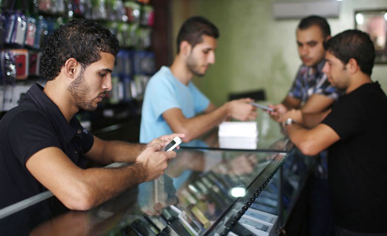 iPhone Launch Frenzy: Why UAE Shoppers Wait Hours for New Models